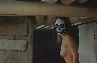XXX Fag stairwell एक पाय व पोटरी झाकणारा पायमोजा वर त्याच्या डोक्यावर