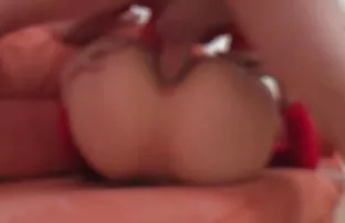 XXX सोनेरी केस बंद आणि cums सोफा वर