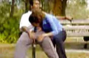 XXX नग्न मुलगी दाखवते फायर शो आणि एक पट्टी वर फरसबंदी
