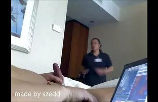 XXX आणले दाट तपकिरी रंगाचे केस पार्क आणि ठोठावला तोंडात कॅमेरा