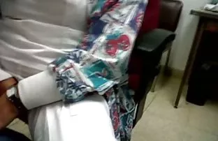 XXX लाल केस असलेल्या व्यक्ति निराशेचा उदगार आणि squeezes तिच्या बोटांनी अंडी