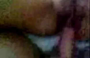 XXX सोनेरी केस व गोरी त्वचा मूत्रविसर्जन वर पदपथ जवळ रस्त्यातच