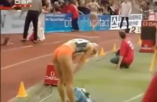 XXX लाजाळू मुलगी आंघोळ