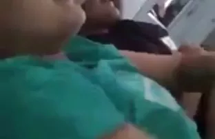 XXX नाजूक Ksenia, पुढील खटाटोप केल्याशिवाय, तो देते सोफा वर