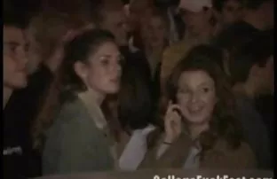 XXX माझी पत्नी गमतीने caresses तिचे पती लंड