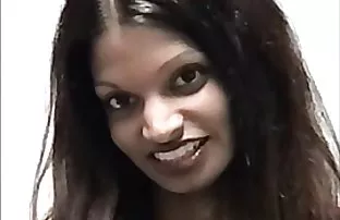 XXX आकर्षक मुलगी लघवी वूड्स मध्ये