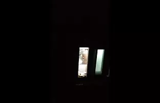 XXX सोनेरी केस व गोरी त्वचा तरुण स्त्री दिला एक वाईट शेजारी