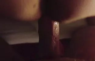 XXX स्नायुंचा माणूस संभोग लाल केस असलेल्या व्यक्ति टेबल वर
