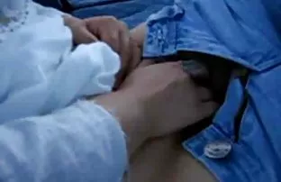 XXX गेला मूत्रविसर्जन नग्न वर एक प्लास्टिक बादली मध्ये रूम