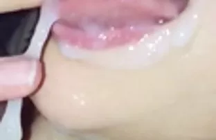 XXX भपकेबाज मनुष्य Fucks एक तरुण पायनियर आणि इतकेच नव्हे तर तिच्या तोंडात cums
