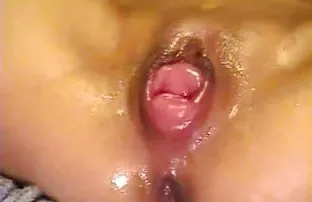 XXX माणूस ploughing माणूस माध्यमातून एक भोक मध्ये पॅंटी होज रखेली