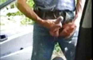 XXX जात बाथ peed अंतर्गत त्याचे पाय धुवा आणि शॉवर बाहेर