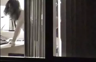 XXX सडपातळ दाट तपकिरी रंगाचे केस आहे हस्तमैथुन पहात नंतर porn
