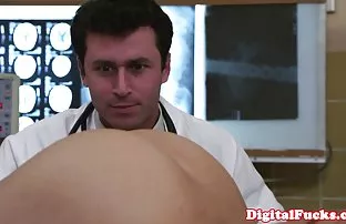 XXX शक्तिशाली काळा माणूस Fucks दोन रशियन break मध्ये वातानुकूलन शॉवर