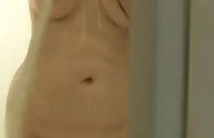 XXX मित्र undressed स्वत: ला आणि हलक्या caressed